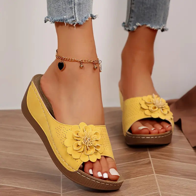 Indy™ | Stilfulde Blomstrede Slip-On Kilesandaler