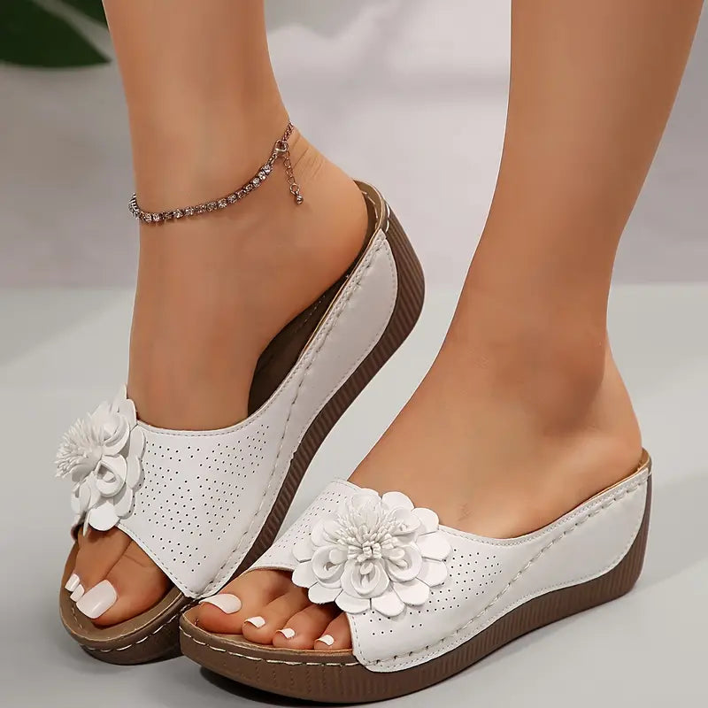Indy™ | Stilfulde Blomstrede Slip-On Kilesandaler